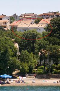 Apartments by the sea Njivice, Krk - 5296 