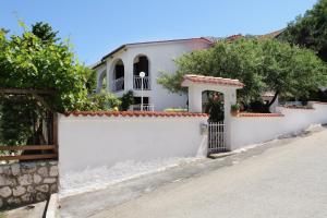 Apartments with a parking space Baska, Krk - 5430 