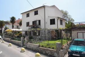 Apartments by the sea Njivice, Krk - 5311 