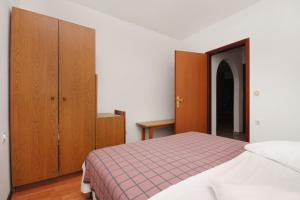 Apartments by the sea Njivice, Krk - 5311