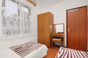 Apartments by the sea Njivice, Krk - 5311