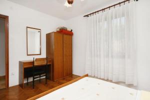 Apartments with a parking space Baska, Krk - 5411