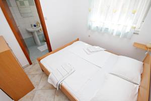 Apartments with a parking space Baska, Krk - 5444