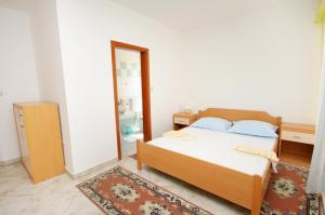 Apartments with a parking space Baska, Krk - 5444