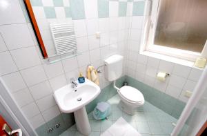 Apartments with a parking space Baska, Krk - 5444