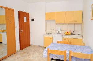 Apartments with a parking space Baska, Krk - 5444