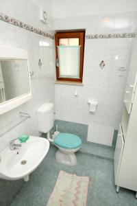 Apartments with parking space Pinezici, Krk - 5319