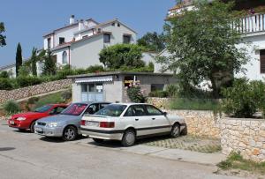 Apartments with a parking space Njivice, Krk - 5427