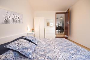 Apartments with parking space Njivice, Krk - 5427