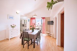 Apartments with parking space Njivice, Krk - 5427