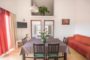 Apartments with parking space Njivice, Krk - 5427