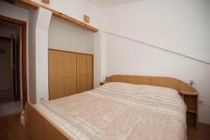 Apartments and rooms with parking space Njivice, Krk - 5398