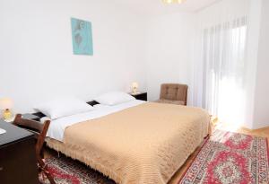 Apartments with a parking space Krk - 5321