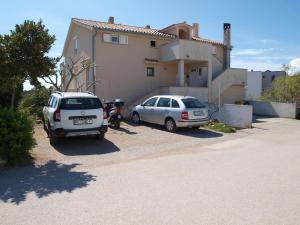 Rooms with a parking space Krk 5360