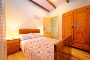 Apartments with a parking space Zupanje, Krk - 5307