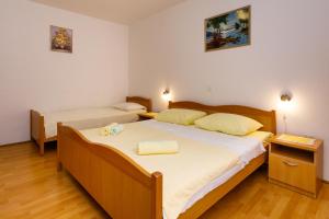 Apartments with parking space Kornic, Krk - 5306