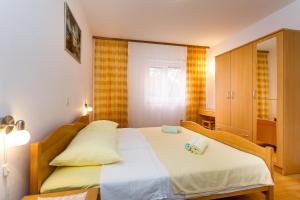 Apartments with parking space Kornic, Krk - 5306