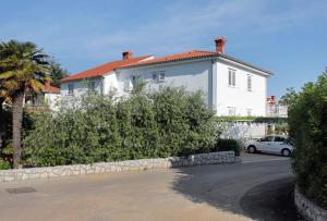 Apartments and rooms with parking space Krk - 5371 