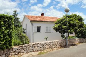 Apartments by the sea Vantacici, Krk - 5347