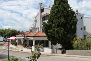 Apartments by the sea Punat, Krk - 5328 