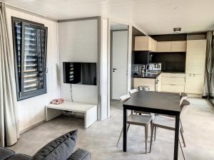 Chalet de standing à Jullouville - 6 couchages, piscine chauffée, proche plage et commerces, Wi-Fi gratuit - FR-1-361-449