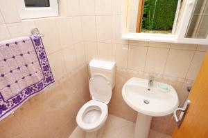 Apartments with parking space Vantacici, Krk - 5425