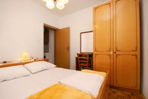 Apartments with a parking space Punat, Krk - 5350