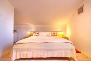 Apartments and rooms with WiFi Njivice, Krk - 5362