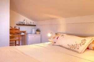 Apartments and rooms with WiFi Njivice, Krk - 5362