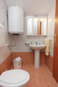 Apartments and rooms with WiFi Njivice, Krk - 5362