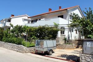 Apartments with a parking space Krk - 5422