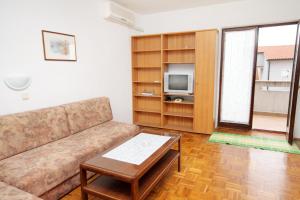 Apartments with a parking space Krk - 5422