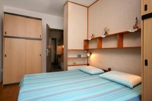 Apartments with a parking space Malinska (Krk) - 5395