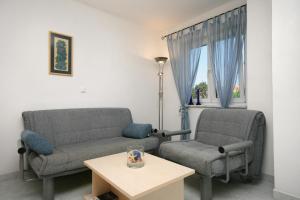 One-Bedroom Apartment with Terrace room in Apartments with a parking space Pinezici Krk - 5464