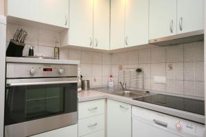 Apartments with parking space Pinezici, Krk - 5464