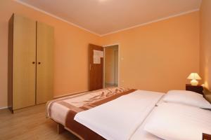 Apartments with a parking space Silo, Krk - 5436