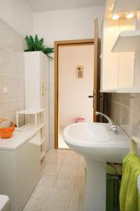 Apartments with parking space Novi Vinodolski - 5529