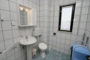 Apartments with a parking space Pinezici, Krk - 5465