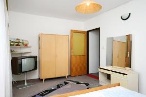 Apartments and rooms with parking space Stara Baska, Krk - 5447