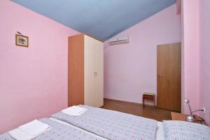 Apartments with a parking space Novi Vinodolski - 5526