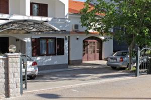 Apartments with a parking space Malinska Krk 5353