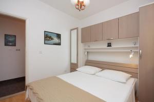 Apartments with parking space Supetar, Brac - 5385