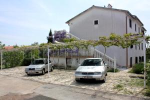 Apartments with a parking space Porat, Krk - 5322