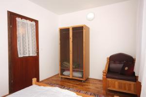 Apartments with a parking space Porat, Krk - 5322