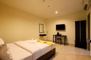 Swing & Pillows - Golden Roof Hotel Falim, Ipoh