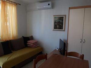 Apartments with a parking space Baska, Krk - 5450