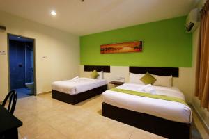 Swing & Pillows - Golden Roof Hotel Falim, Ipoh