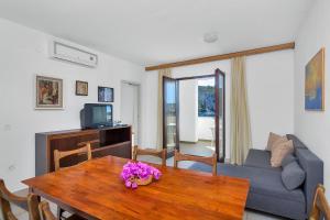 Apartments by the sea Cove Pokrivenik, Hvar - 5231