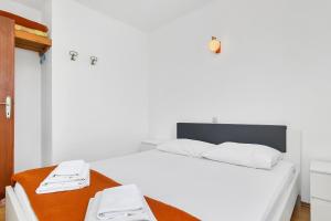 Apartments by the sea Cove Pokrivenik, Hvar - 5231