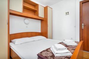 Apartments by the sea Cove Pokrivenik, Hvar - 5231